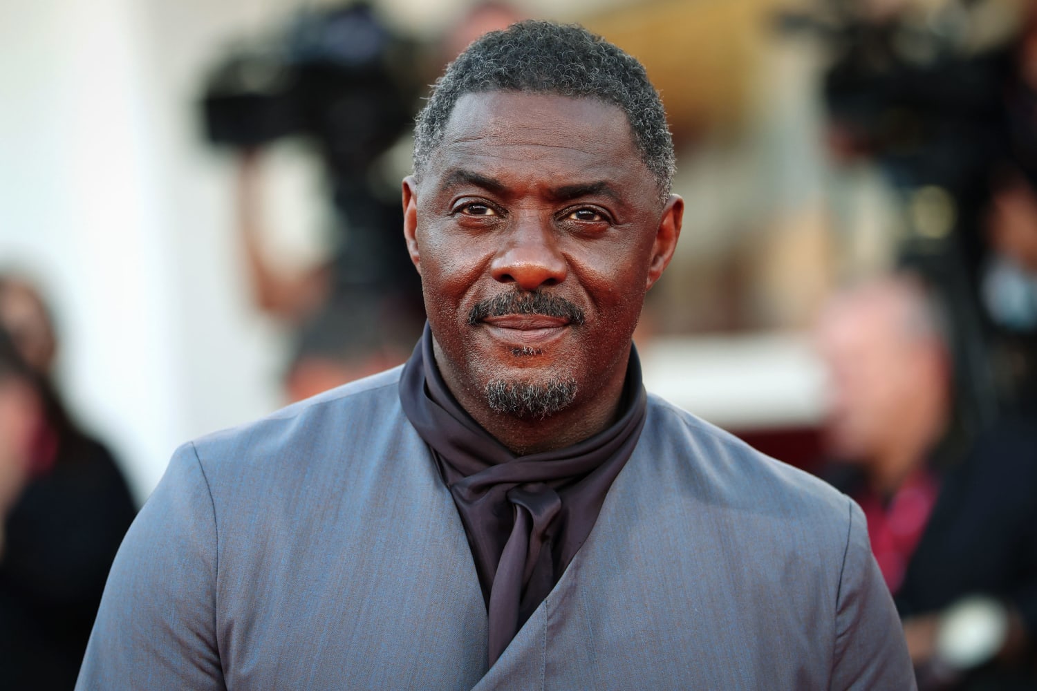 Cover image for Idris Elba desmiente los rumores sobre James Bond y pide no hacerlo "woke"