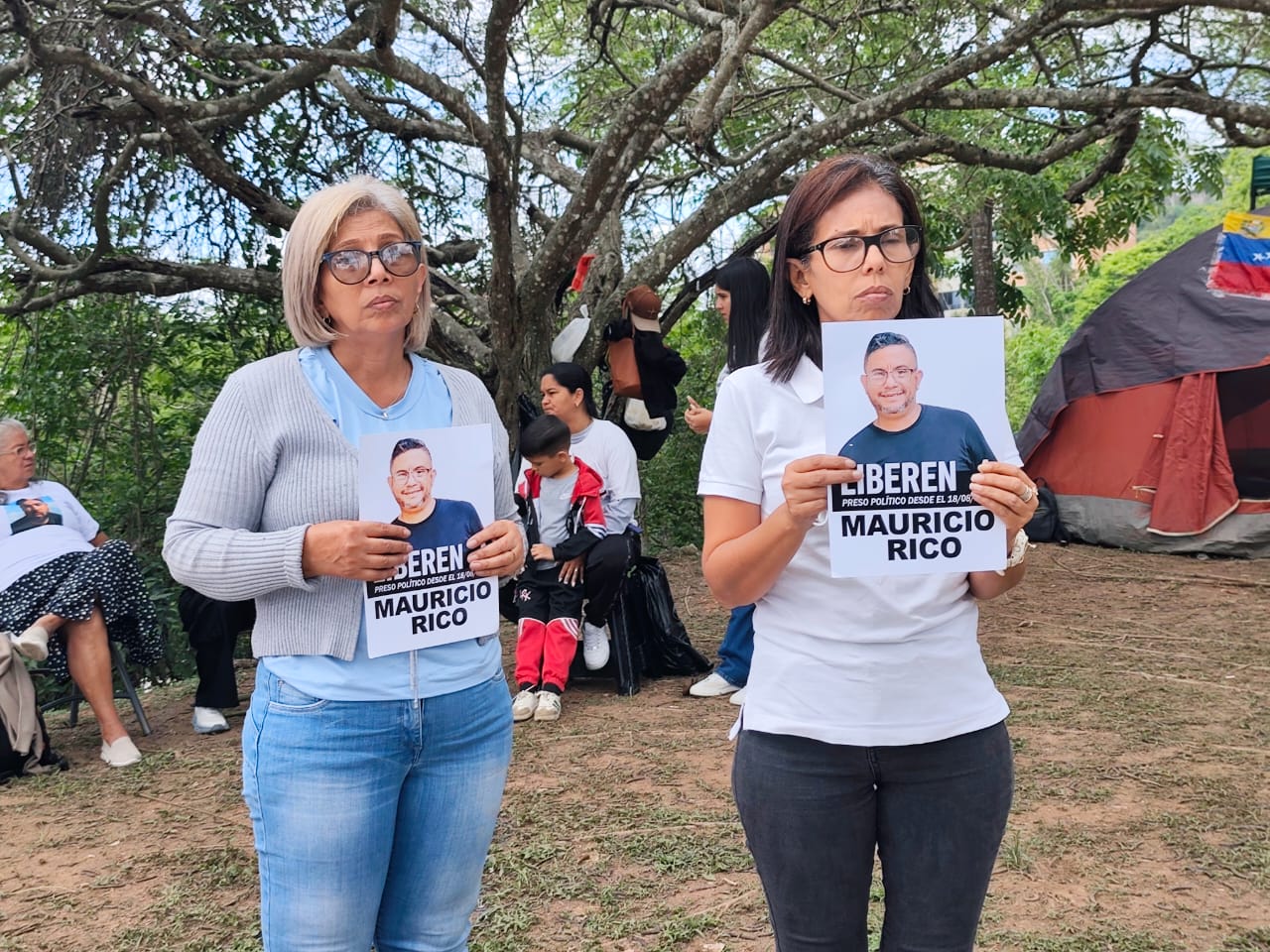 Familiares de presos políticos permanecen a las afueras de la Embajada de EE UU