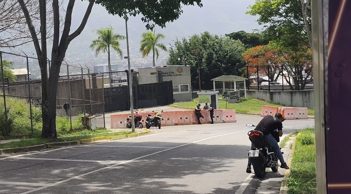 Familiares de presos políticos enfrentan lluvia y desvelos frente a la Embajada de EE UU en espera de respuestas
