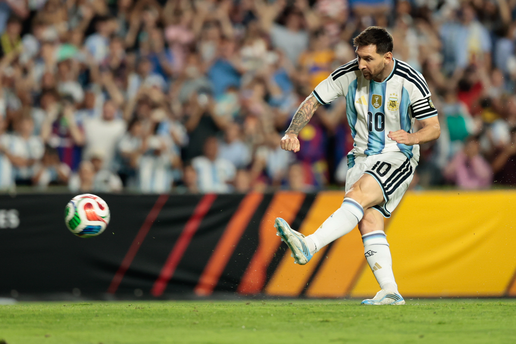 Lionel Messi pasa la prueba y emociona a la afició