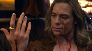 Ataúd con amplificador: Sam Reid convierte a Lestat en una estrella del rock