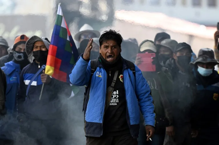 Manifestantes y fuerzas de seguridad se enfrentan en La Paz 