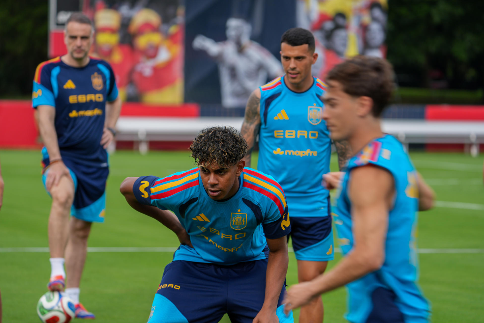 Lamine Yamal entrena y apunta a la titularidad en el estreno