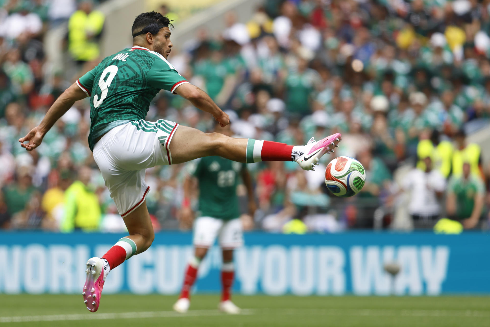 El Mundial comenzó entre fútbol, música y protestas