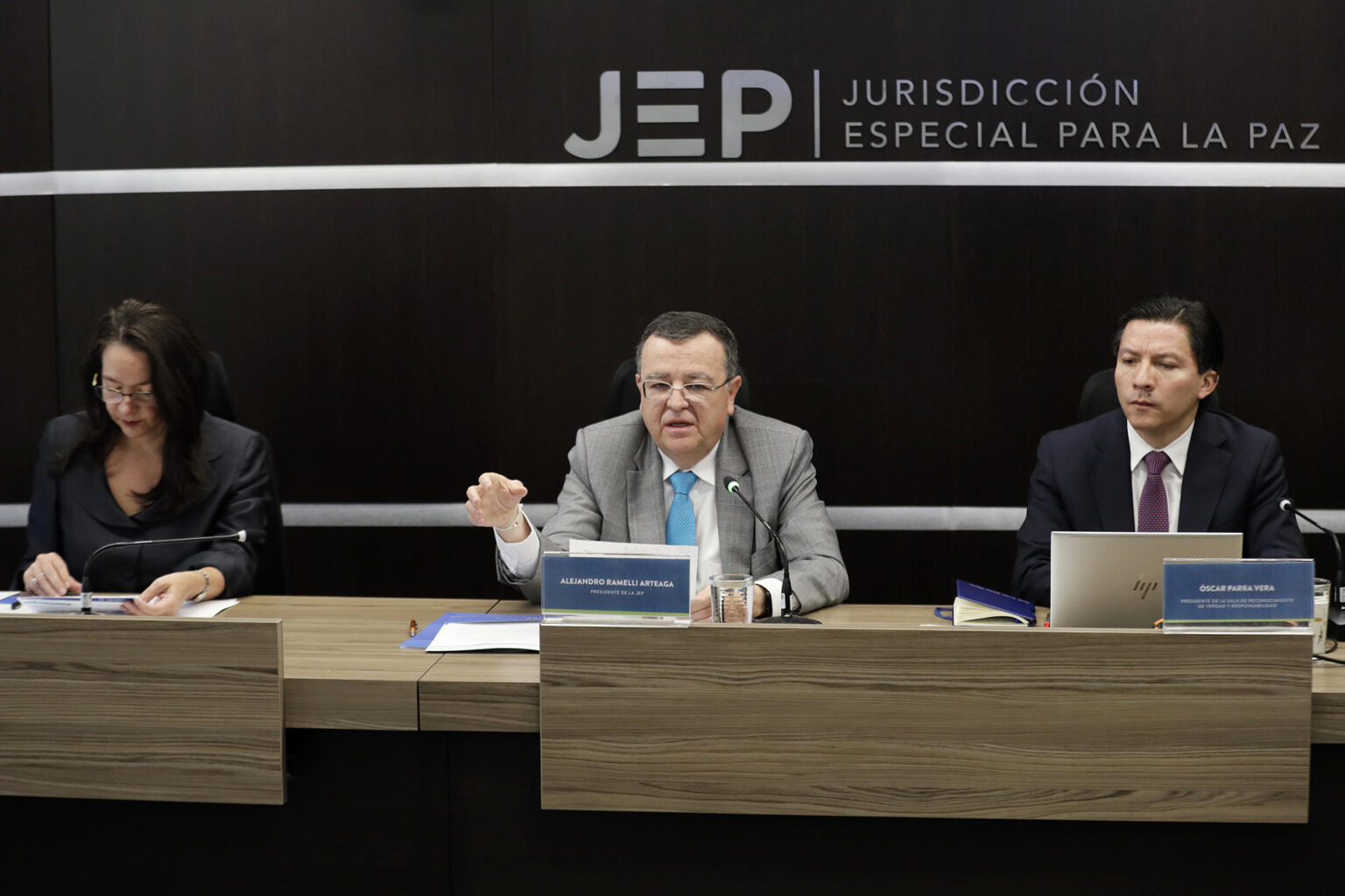 Dos generales y 25 militares retirados admiten su responsabi