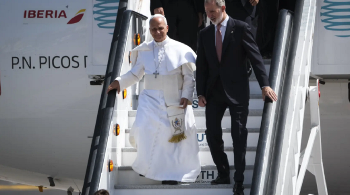 Papa León XIV abandona avión que lo trasladaba a Roma por falla técnica
