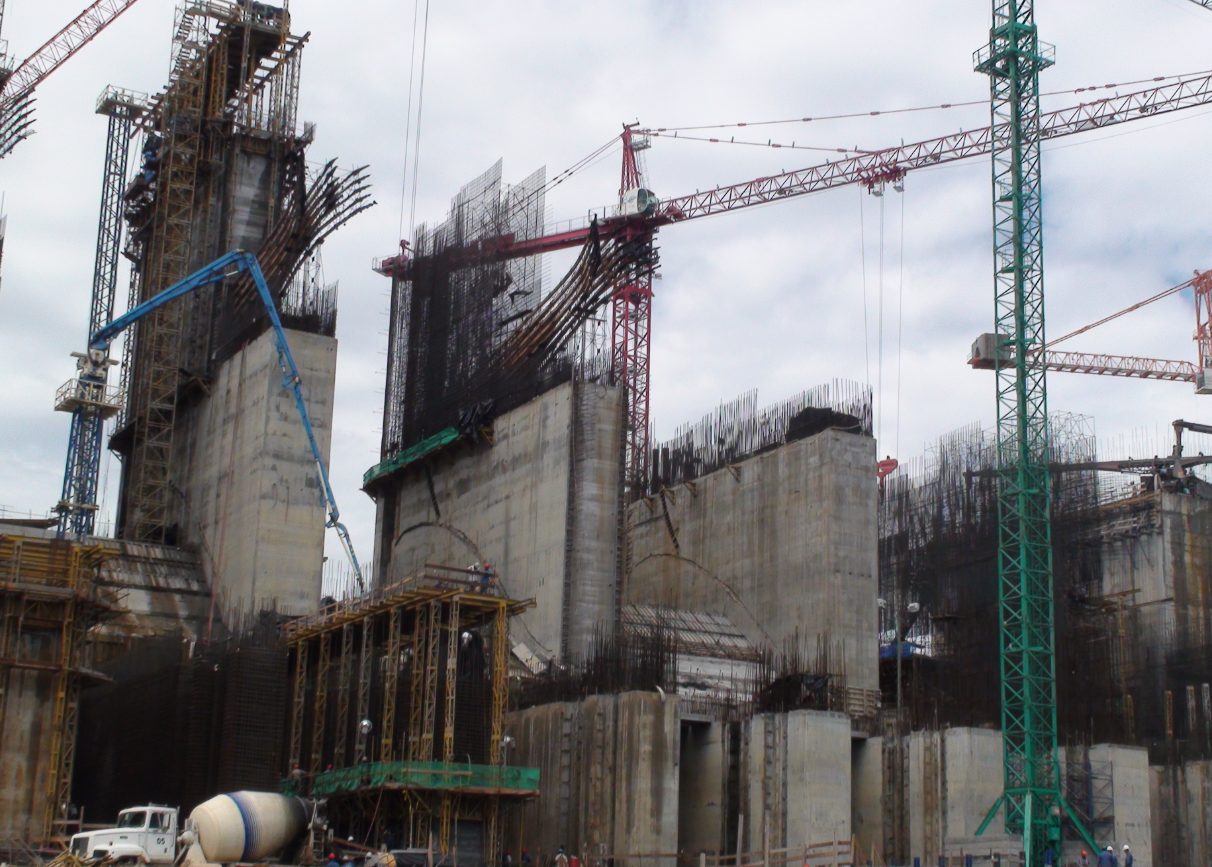 Venezuela signs agreement with the multinational Impsa to complete the Tacoma hydropower plant