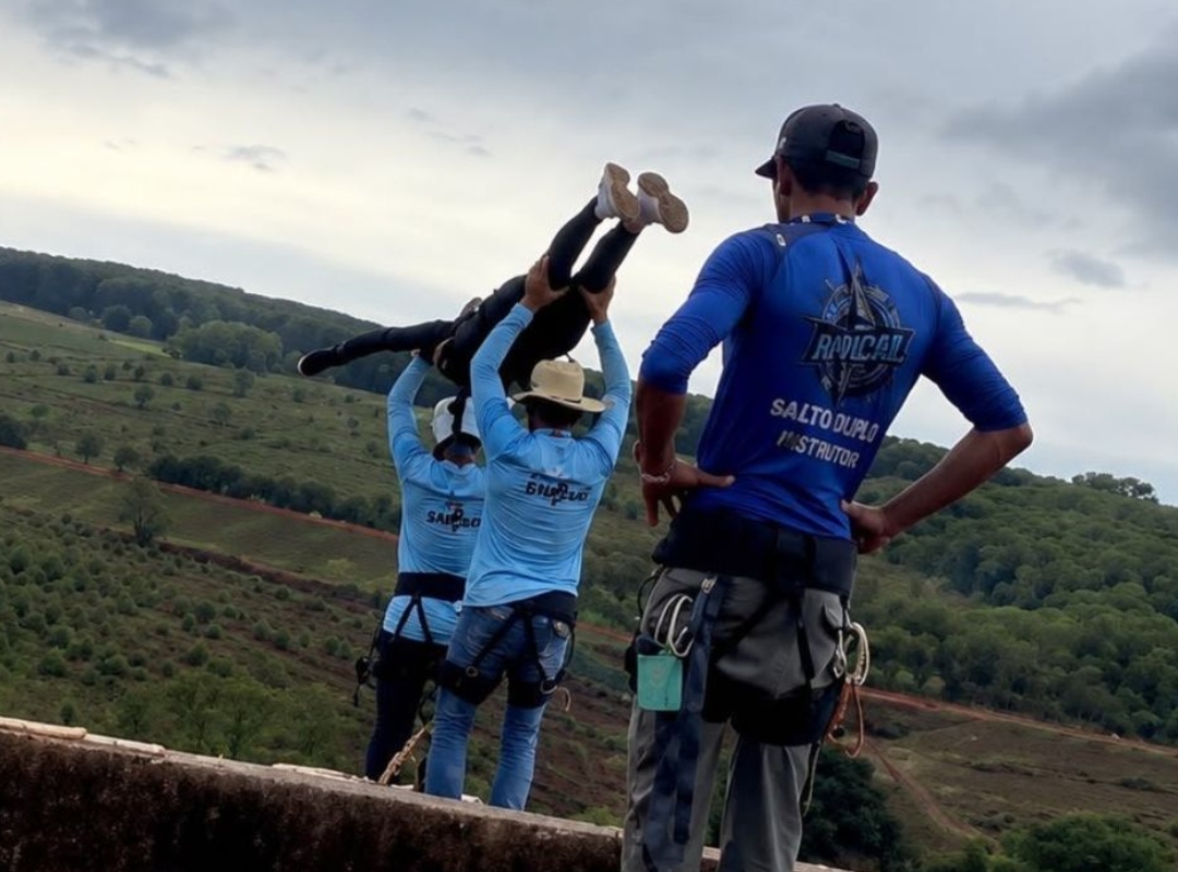 Mujer muere en salto de bungee en Brasil: fue lanzada al vacío sin enganchar la cuerda de seguridad