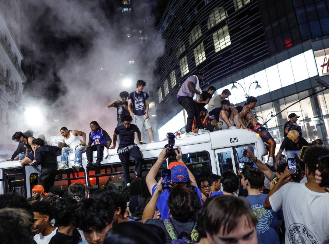 Celebraciones por final de la NBA generaron caos en Nueva York: incendiaron un autobús  y balearon a adolescente