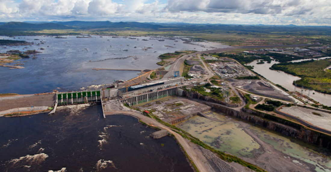 Vista aérea de la represa de Tocoma abandonada en el lecho del río Caroní, en el estado Bolívar, Venezuela.