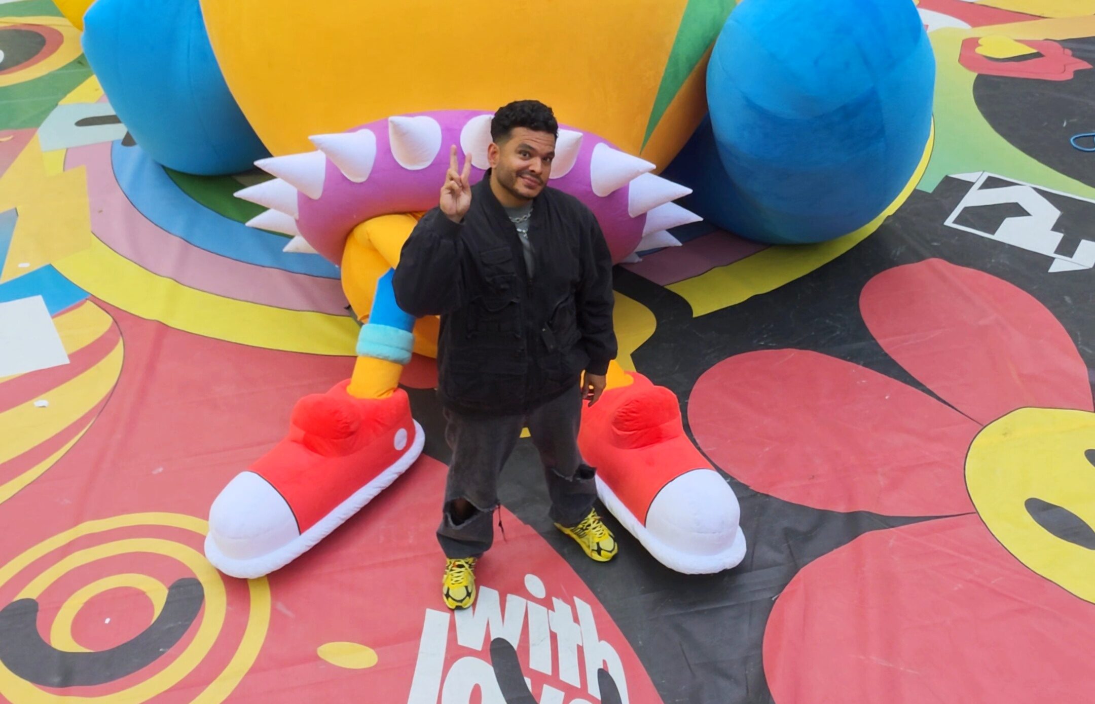Luis Albornoz, de dormir en la puerta de una imprenta a dibujar para Rihanna y JBalvin