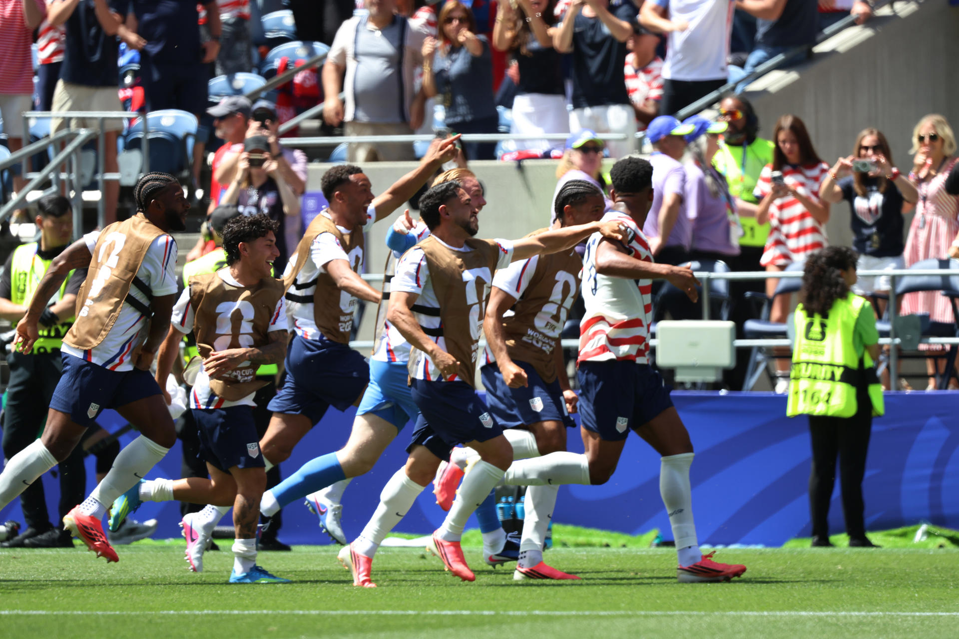 Estados Unidos venció a Australia 2-0 y clasificó a los dieciseisavos del Mundial 2026