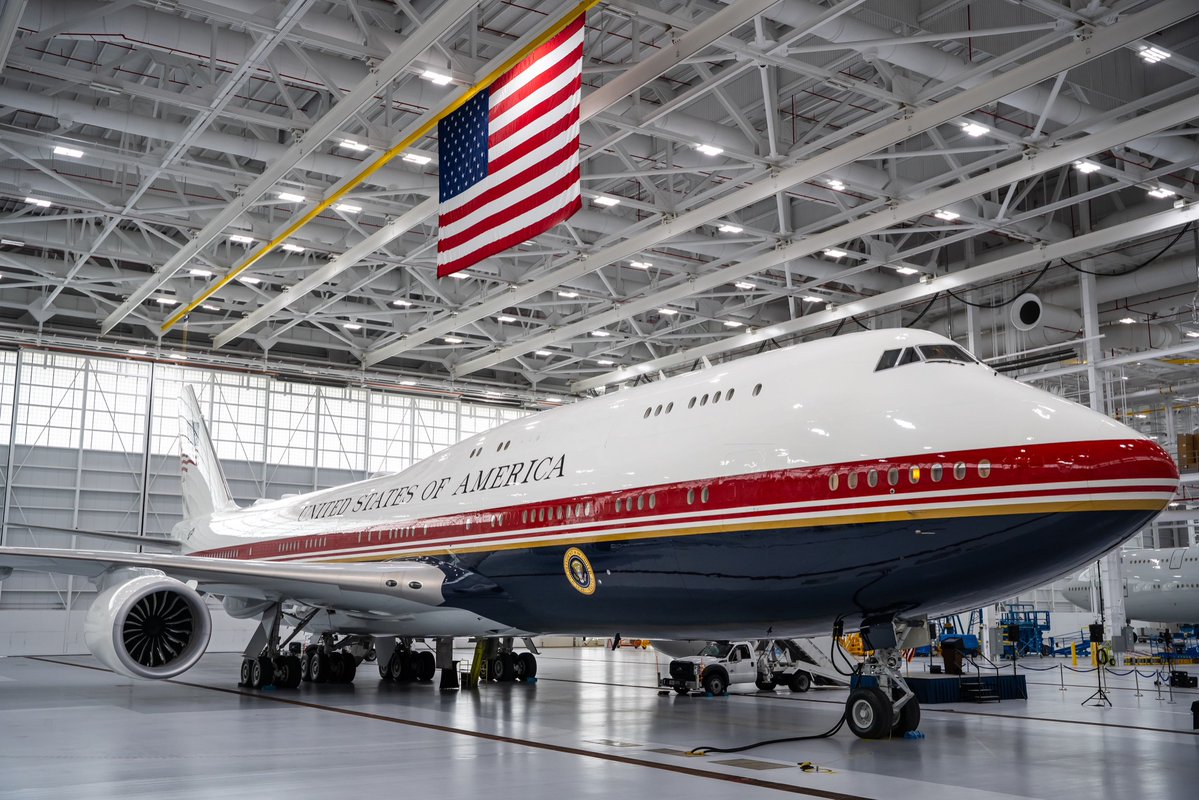 Trump desvela el nuevo Air Force One: un Boeing de lujo con los colores de la bandera nacional