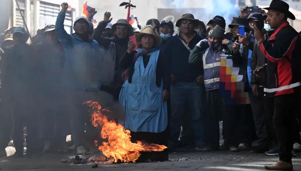 Seguidores de Evo Morales toman una pausa en sus protestas contra el gobierno de Paz