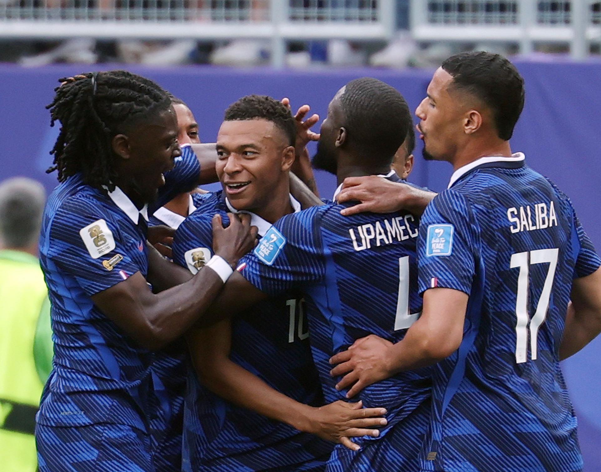 Mbappé anotó dos en la goleada ante Irak 3-0 y metió a Francia en los dieciseisavos