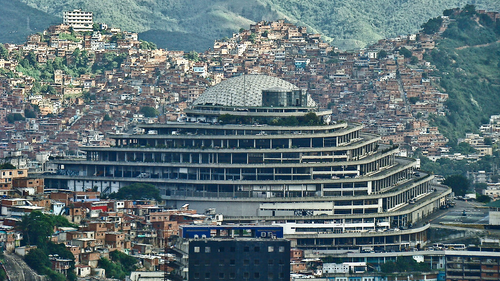 Memoria habitable: El Helicoide entre el paisaje
