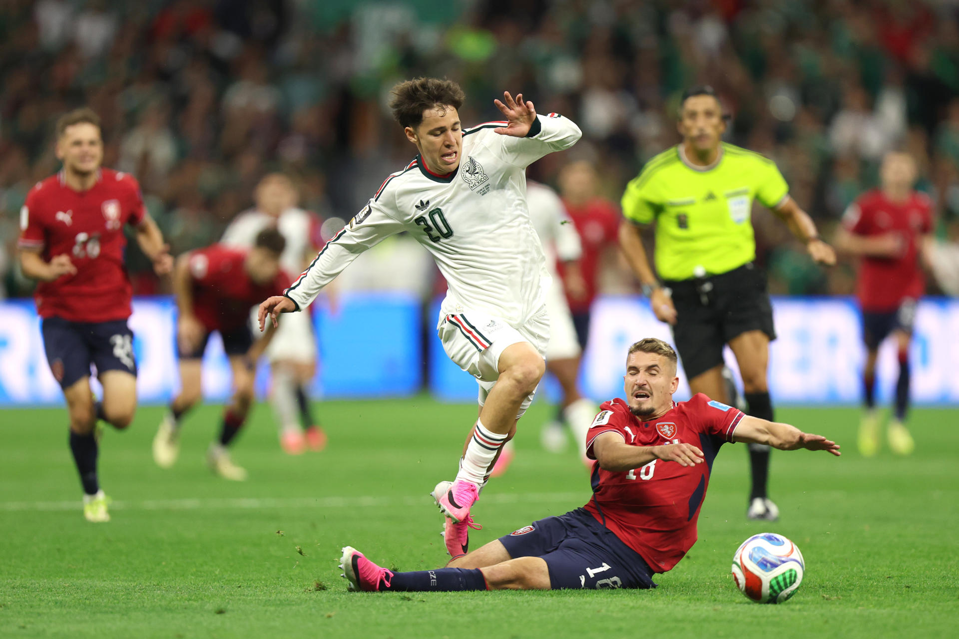 México venció a República Checa 3-0 y terminó de forma perfecta la primera fase