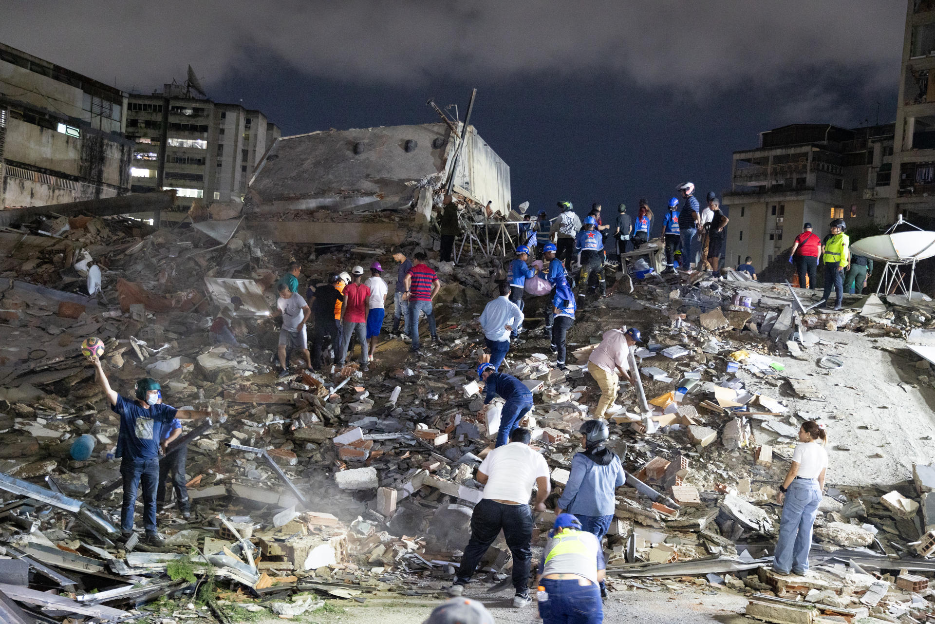 Esperanza entre los escombros: continúan las labores de rescate tras los terremotos en Caracas