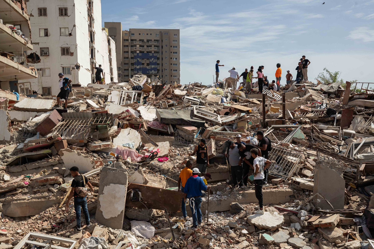 Aumenta a 920 la cifra de fallecidos por los terremotos en Venezuela