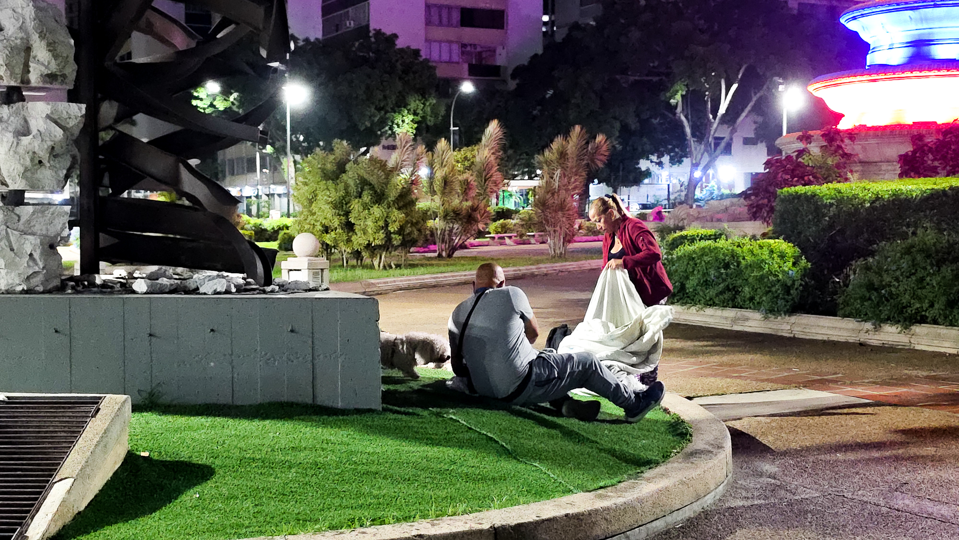 La Plaza Altamira, en Chacao, es uno de los lugares de la ciudad que sirve de refugio a los afectados por el terremoto del 24 de junio | Ezequiel Carías/El Nacional