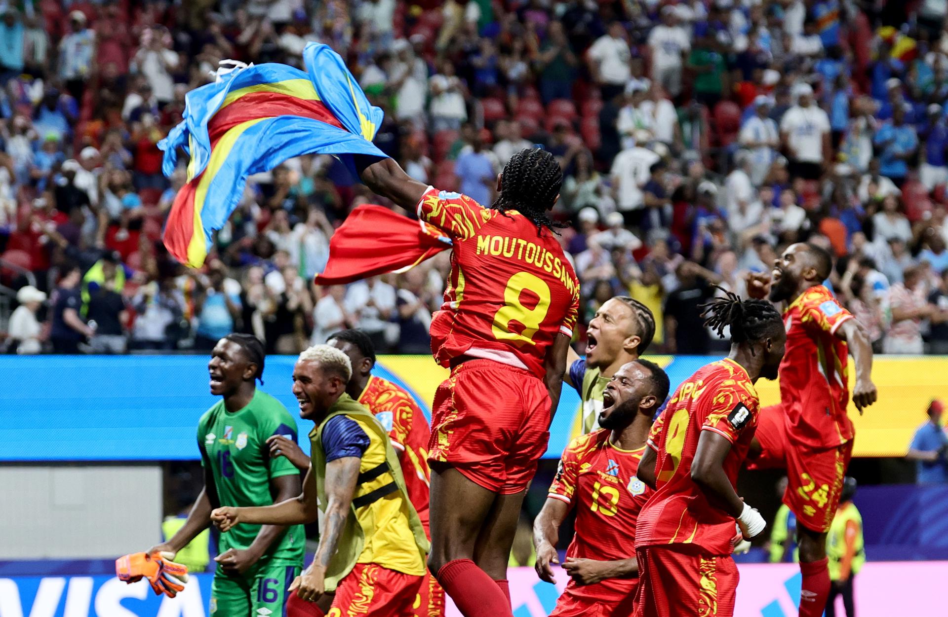 RD Congo logró su primera victoria en mundiales ante Uzbekistán y clasificó como mejor tercero