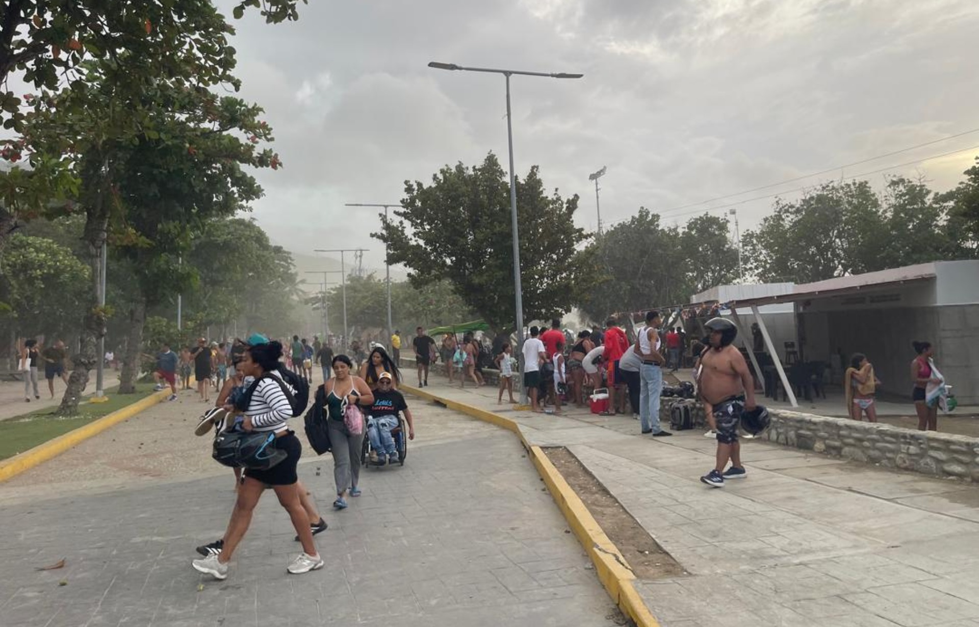 Escasez de recursos y fallas logísticas complican el rescate en La Guaira