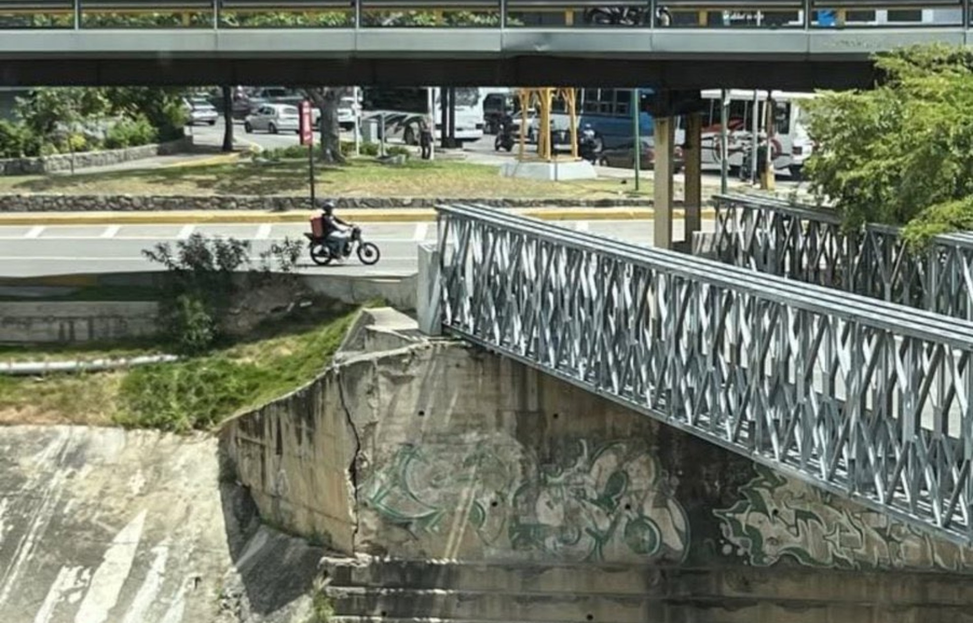 Desmontan puente que comunica a El Rosal con La Mercedes para llevarlo a Caraballeda
