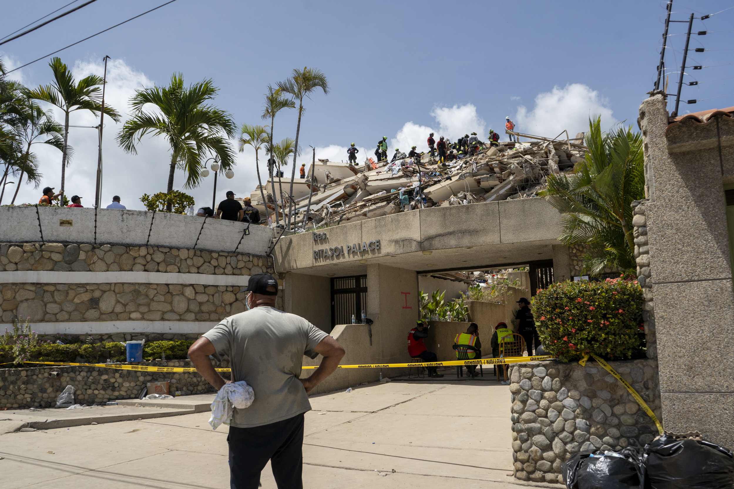 Familiares denuncian irregularidades en el manejo de cadáveres recuperados en La Guaira