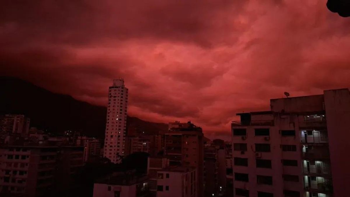 Caracas: el cielo se tiñe de rojo tras los terremotos