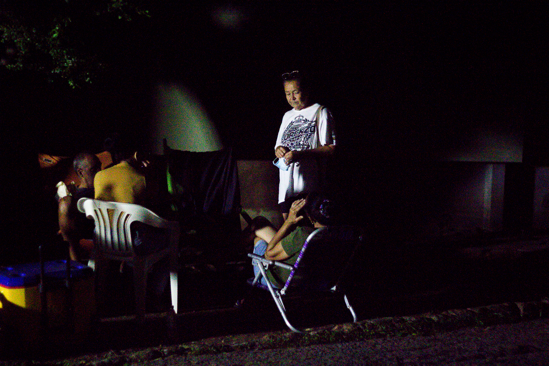 Las noches luego del terremoto consideran que son horribles, por la falta de luz y seguridad | Ezequiel Carías/El Nacional