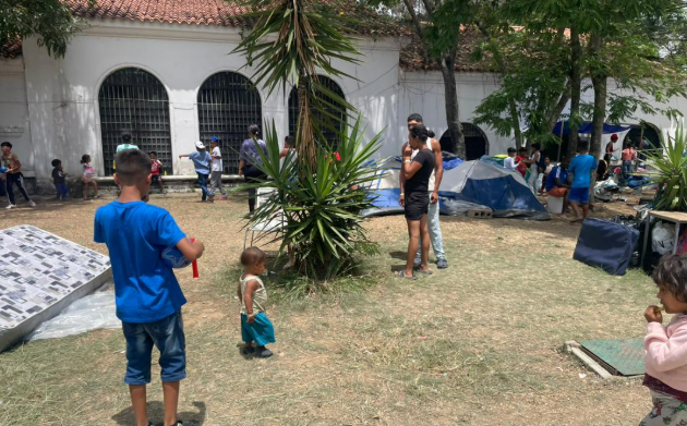  Niños y familias permanecen en un refugio temporal tras el doblete sísmico que afectó a Venezuela. Después de la emergencia inmediata comienza otro desafío: proteger la salud mental, los derechos y el futuro de la infancia. Foto: CECODAP https://cecodap.org/cuando-el-parque-no-es-para-jugar-infancia-refugiada-luego-de-los-terremotos/
