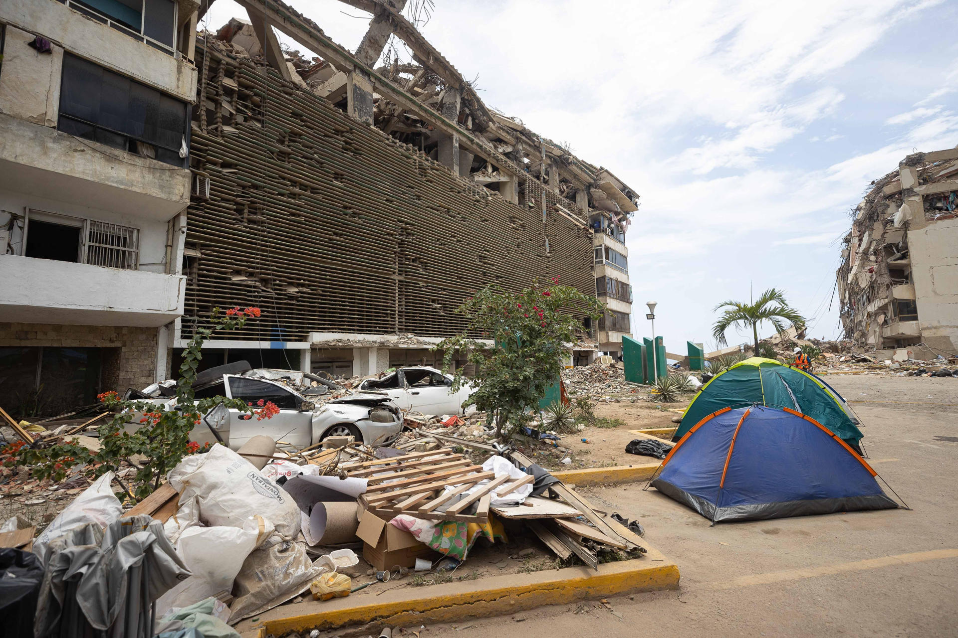 Piden no demoler los edificios en La Guaira: “Hay cuerpos de familiares que rescatar”