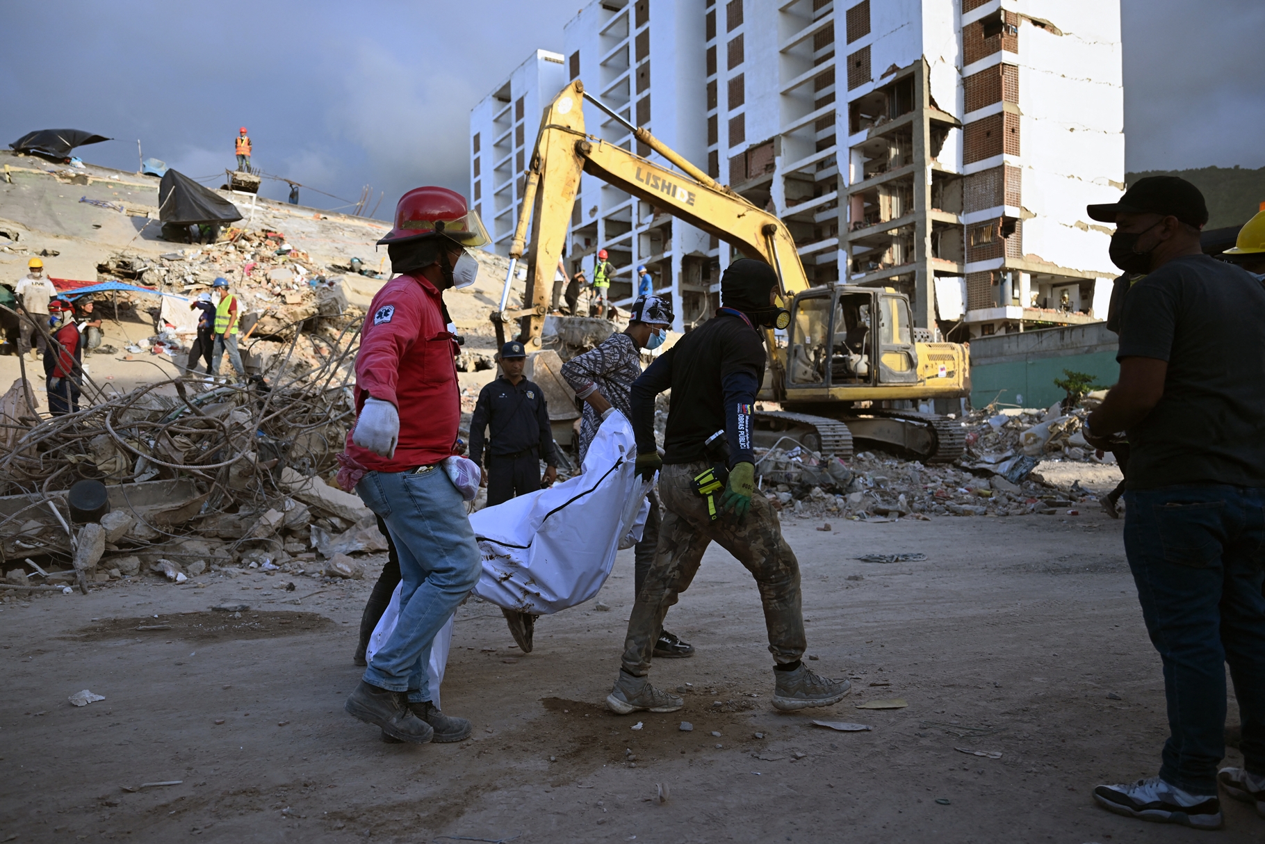 Cobran hasta $ 3.000 por extraer cuerpos en las ruinas del edificio Country Mar en La Guaira