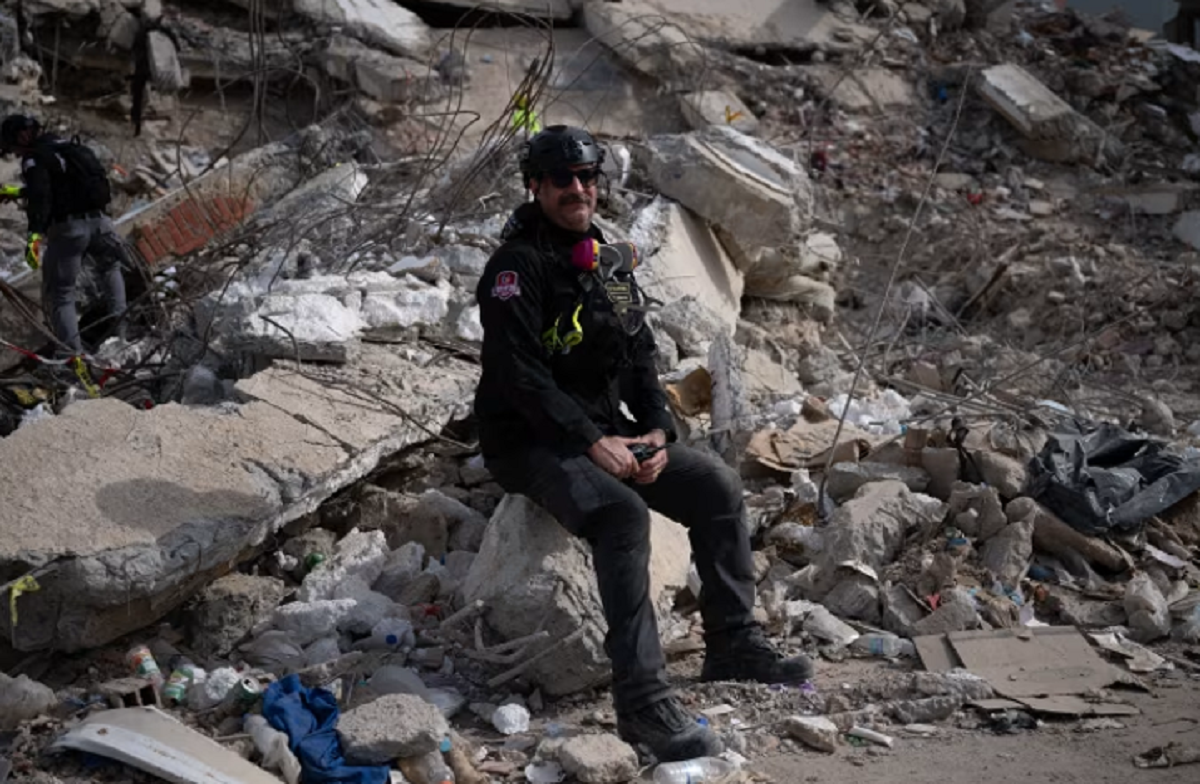 Trabas políticas restaron tiempo para que socorristas de EE UU rescataran con vida a víctimas por los terremotos en Venezuela