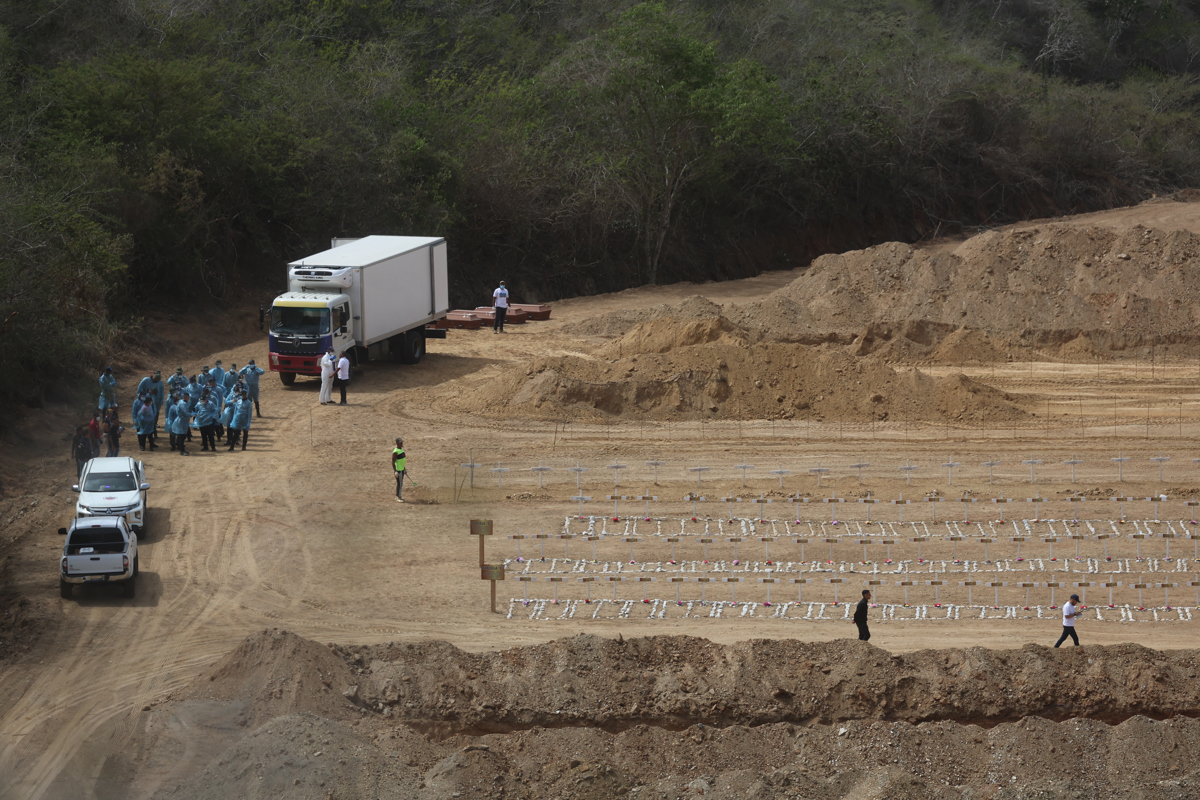 The La Esperanza cemetery, the Caracas crematoriums and the La Guaira morgue work 24 hours after the earthquakes