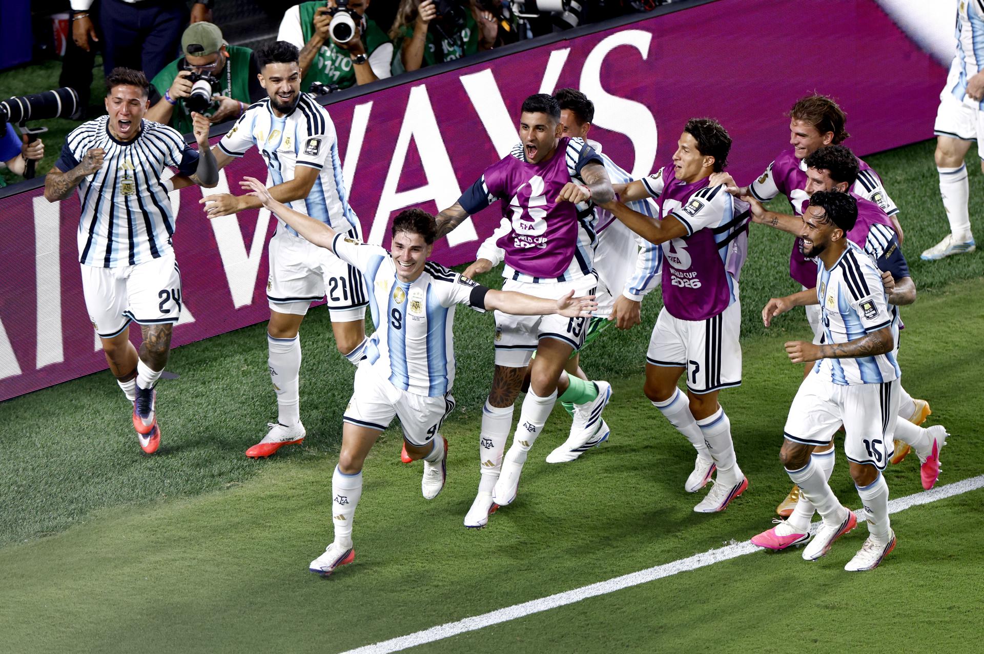 Argentina sufrió en tiempo extra para vencer a Suiza y sigue su avance