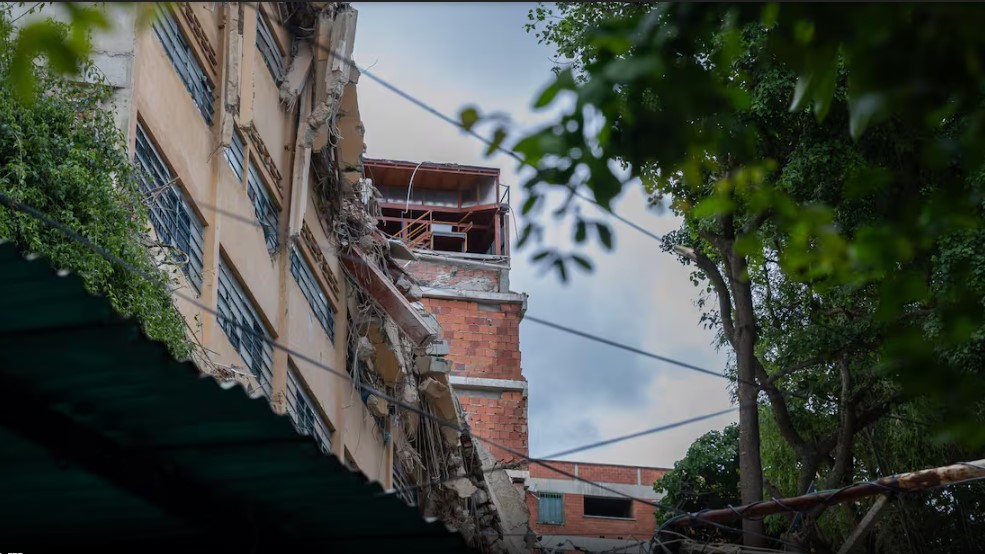 Autoridades declararon inhabitables tres edificios en La Pastora y desalojaron a 181 familias