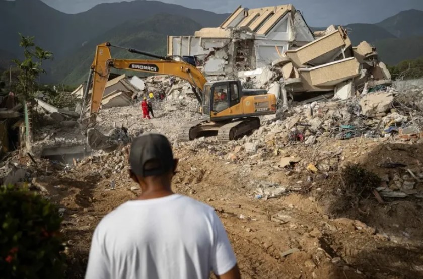 Denuncian que uso de excavadoras daña restos humanos entre los escombros de La Guaira