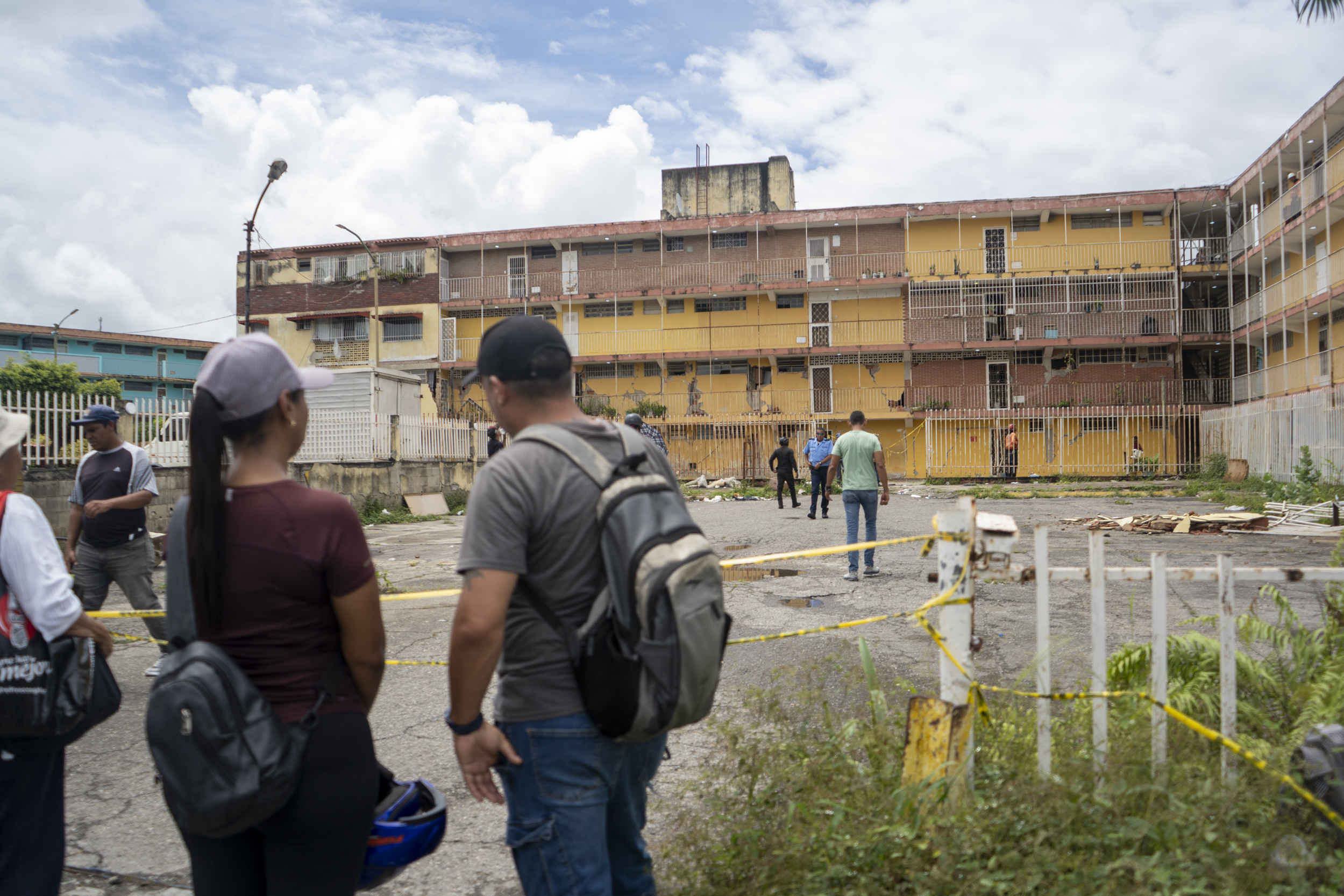 Vecinos de Oropeza Castillo sacaron el resto de sus pertenencias