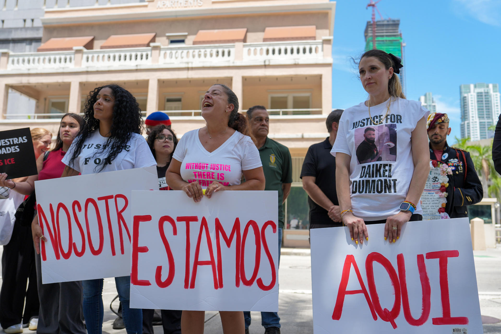 Familias denuncian abusos contra migrantes trasladados de Alligator Alcatraz a Miami