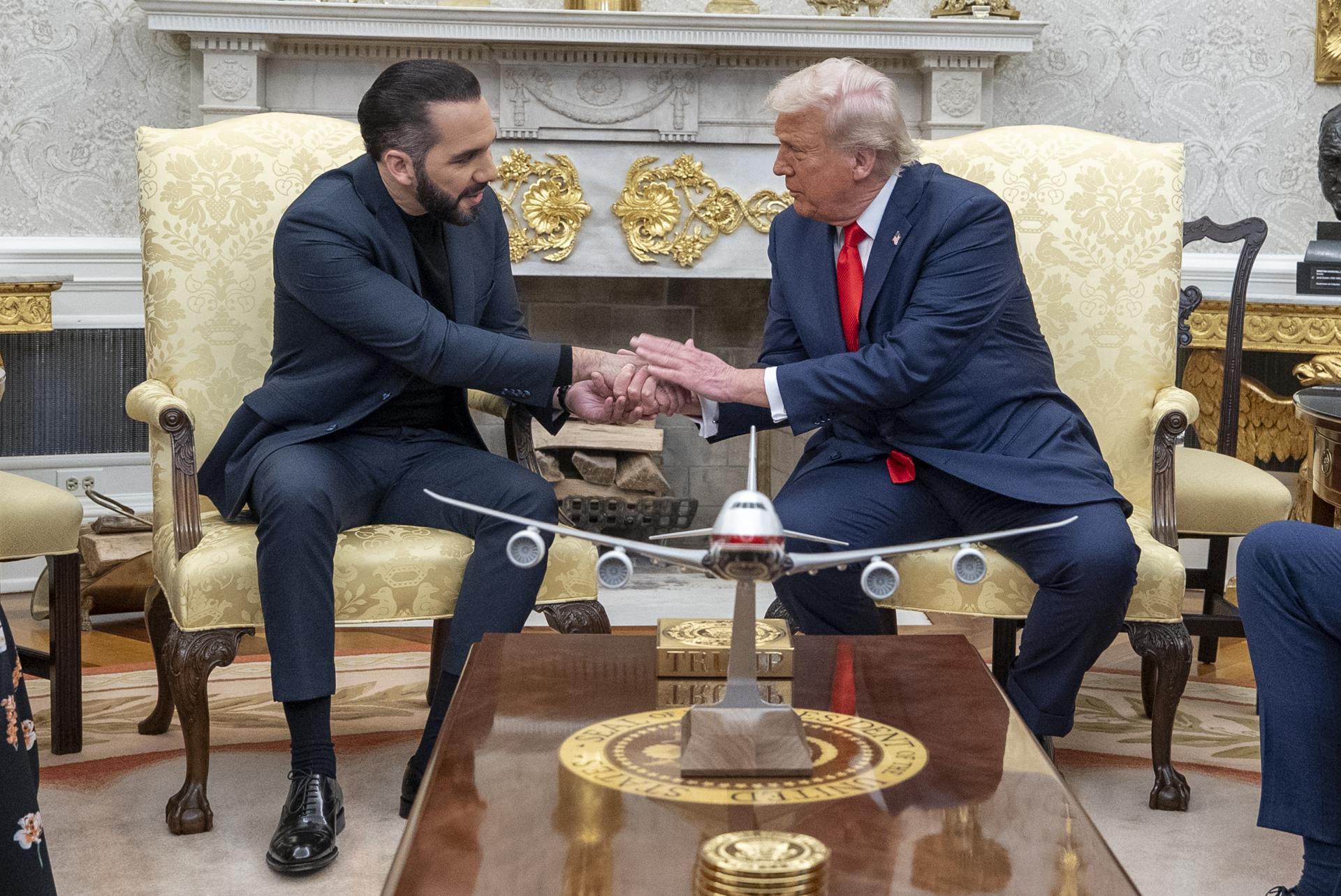 Trump recibe a Bukele en la Casa Blanca para un encuentro privado