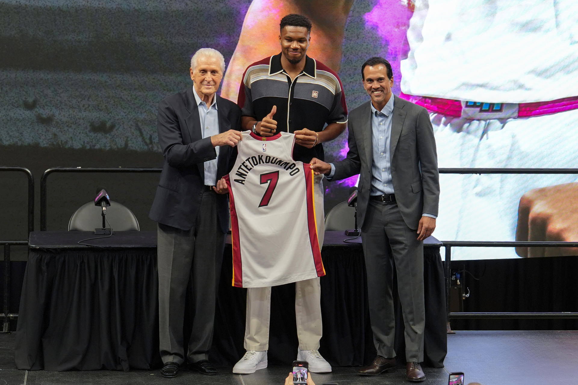Giannis Antetokounmpo es presentado por el Heat de Miami
