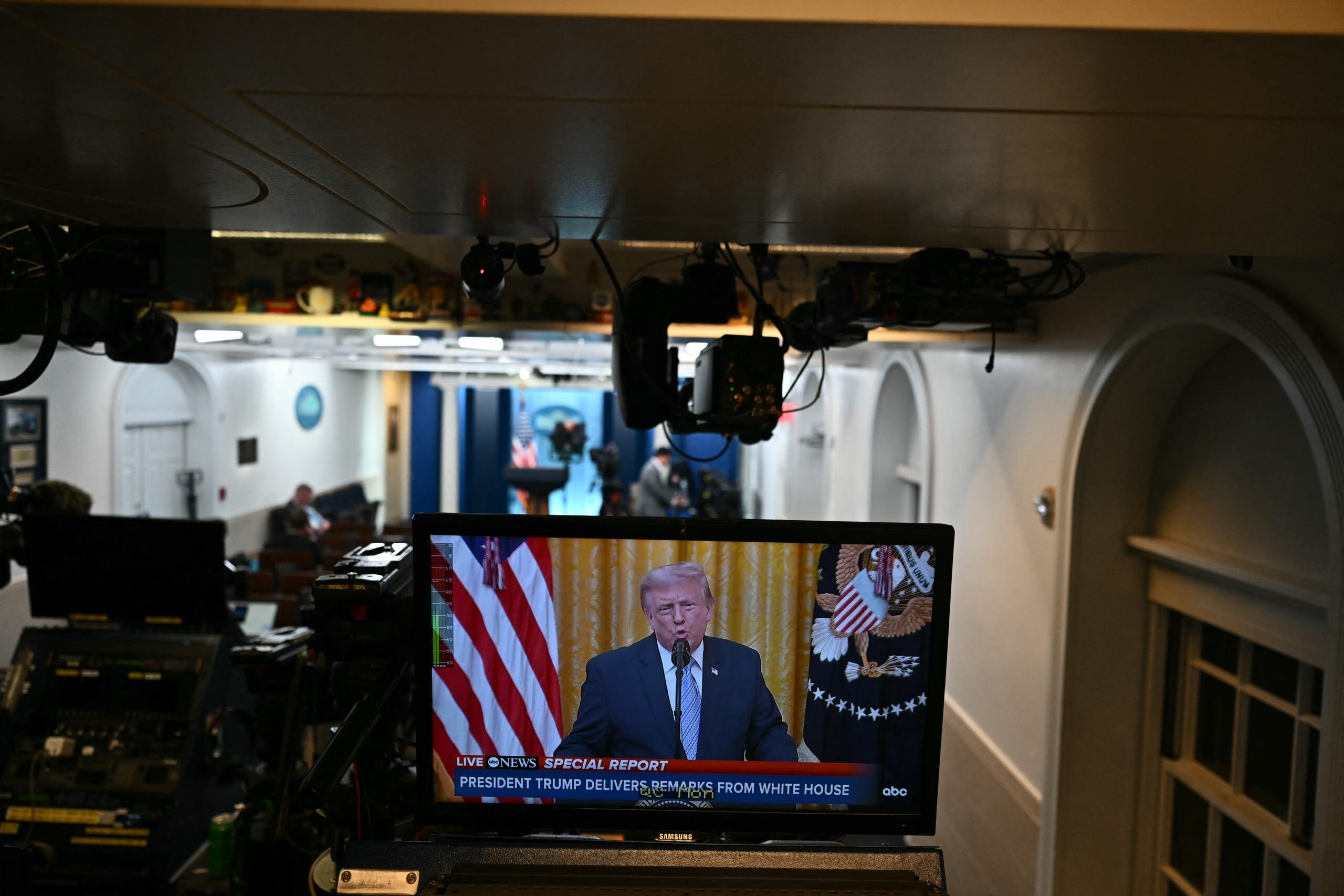 Trump acusa a China de interferencia y compara vulnerabilidades con amaño de elecciones de Venezuela