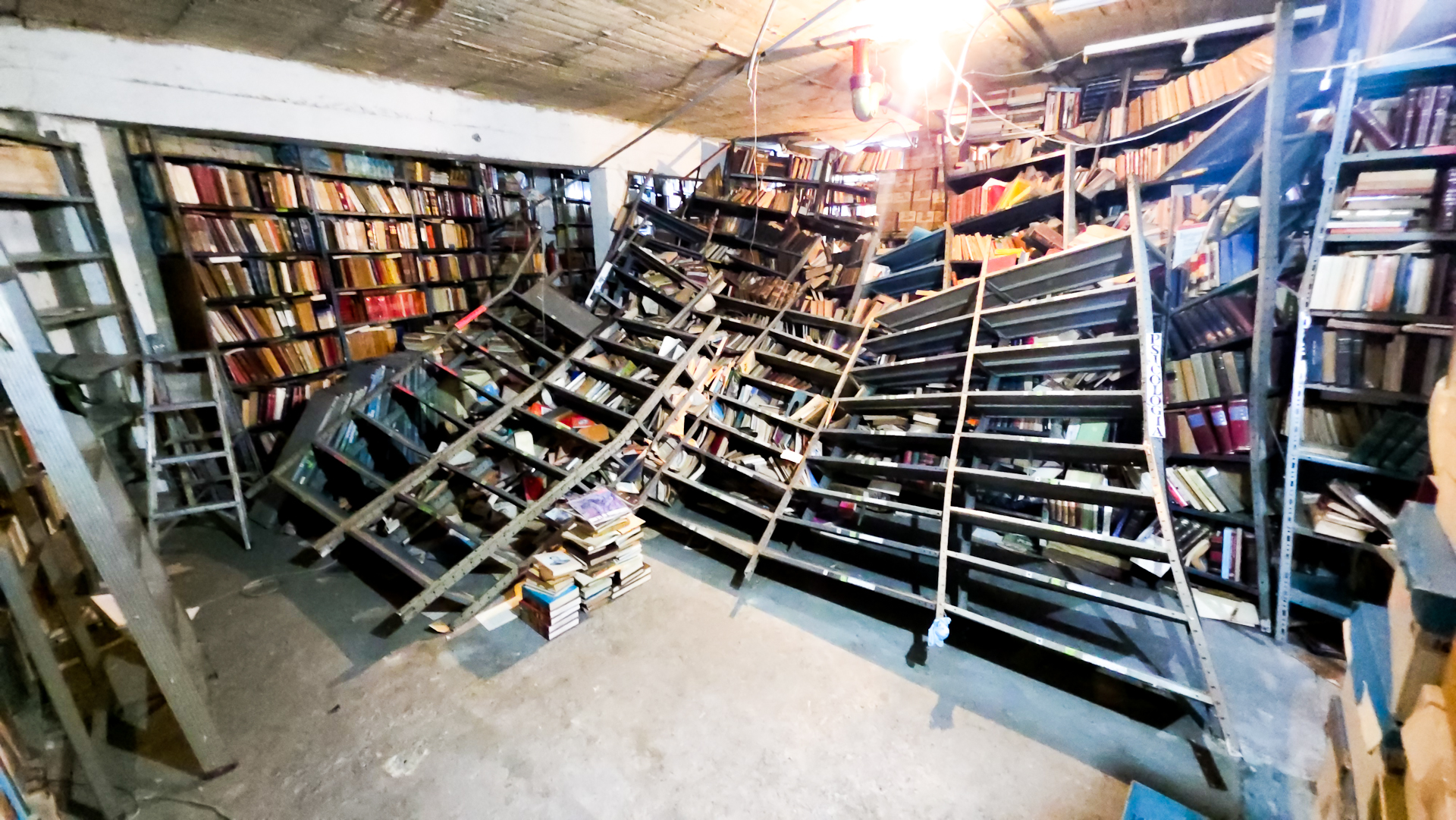 La Gran Pulpería del Libro venezolano renace entre montañas de libros caídos