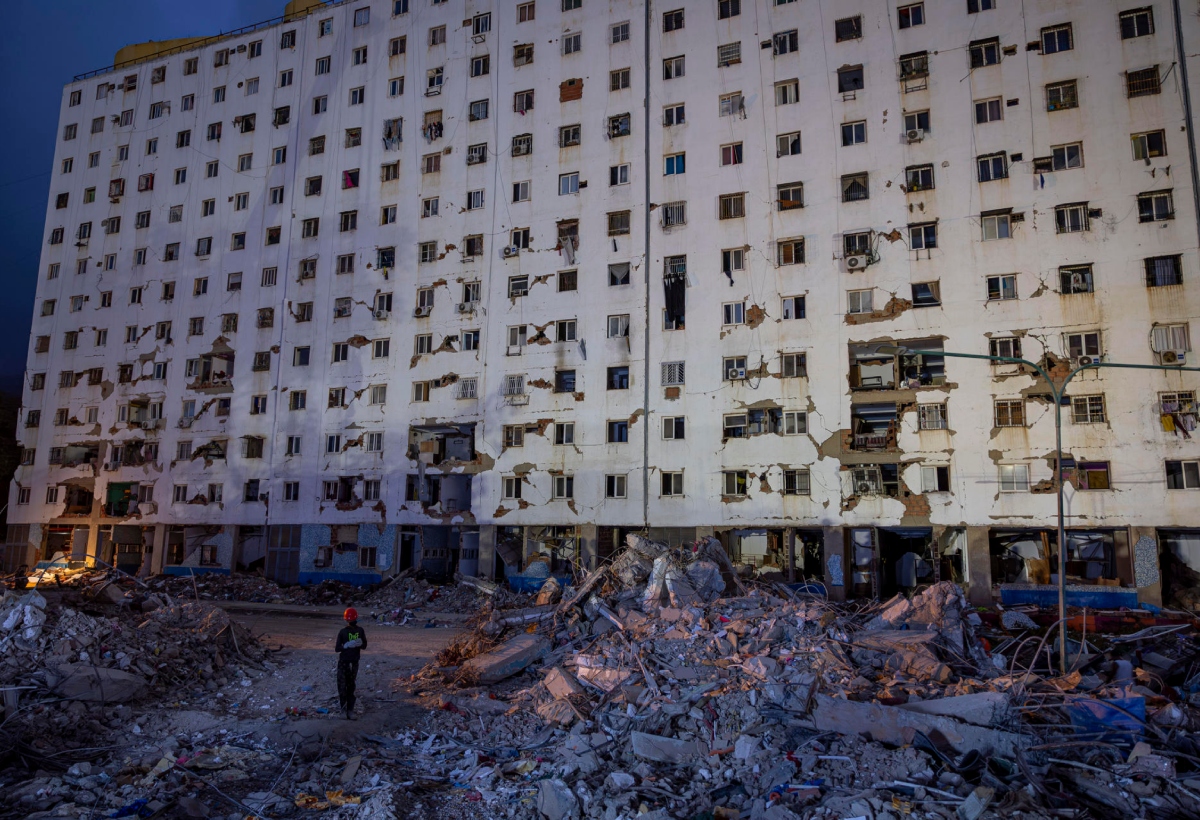 Bloomberg: Venezolanos son abandonados a su suerte tras terremotos mientras rescatistas se retiran