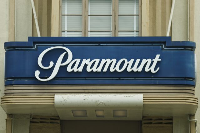 El sindicato de guionistas de EE UU solicita una medida cautelar para bloquear la fusión entre Paramount y Warner Bros.