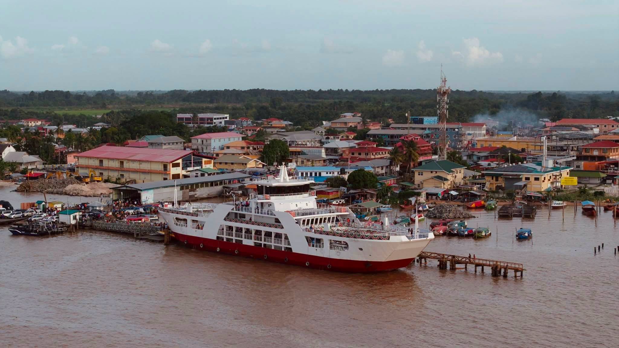 Rescataron a 53 personas luego del naufragio de un ferry en Guyana