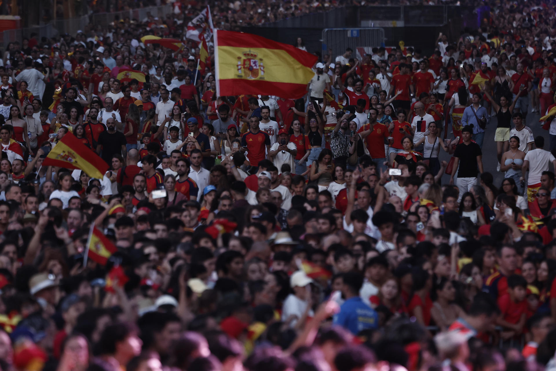 Casi dos millones de personas toman las calles de Madrid para celebrar el título de España
