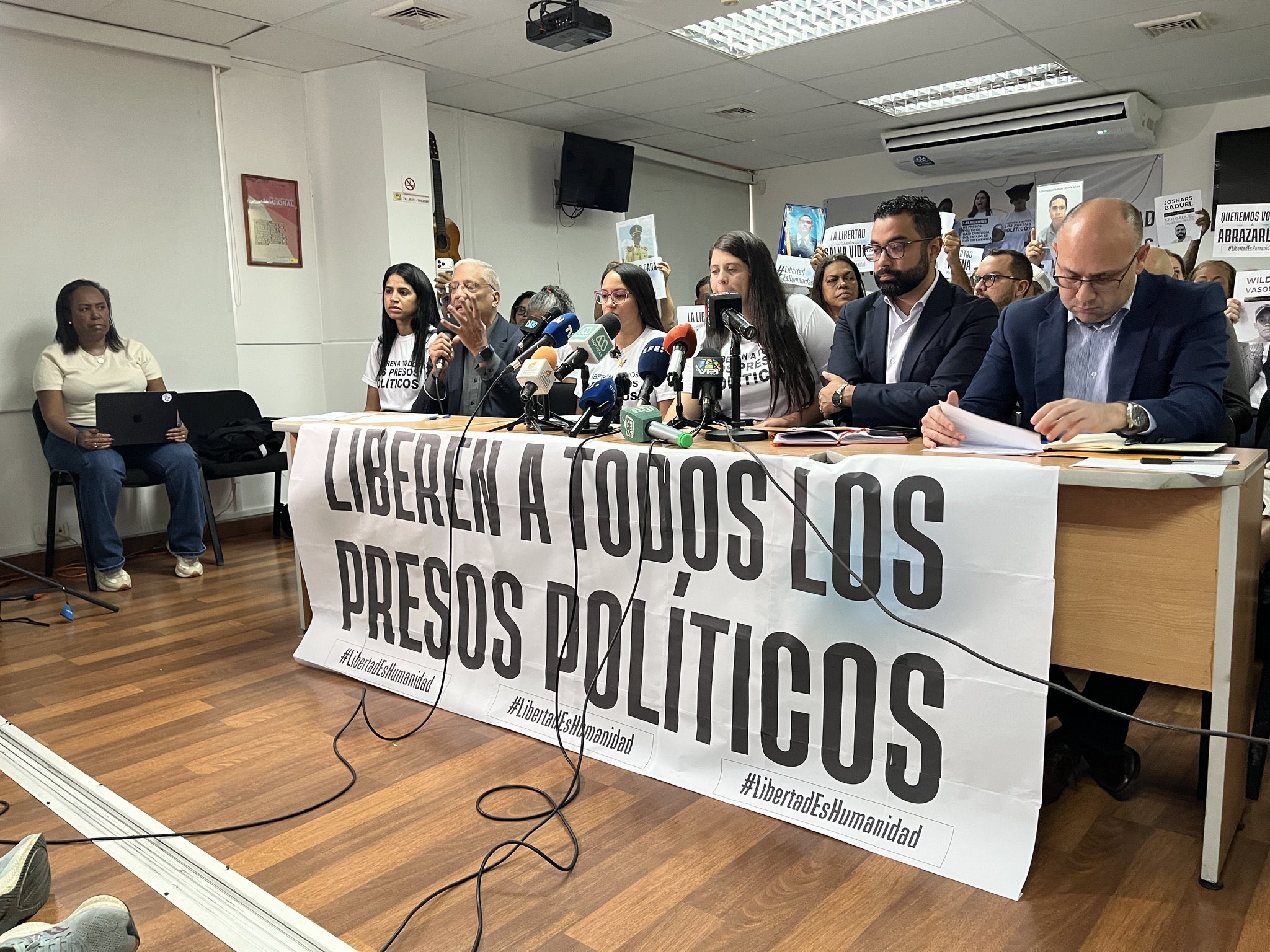 Exigen liberación incondicional de los presos políticos ante la falta de atención médica y el riesgo por los terremotos
