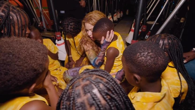 Shakira lưu luyến chia tay nhóm Ghetto Kids Uganda sau chuyến lưu diễn quốc tế